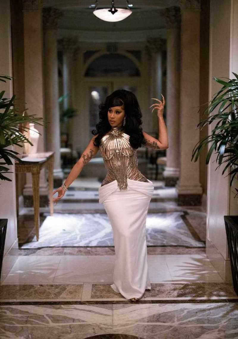 救命!Cardi B现身MetGala2026,这造型是来红毯当大肠王妃的吗?